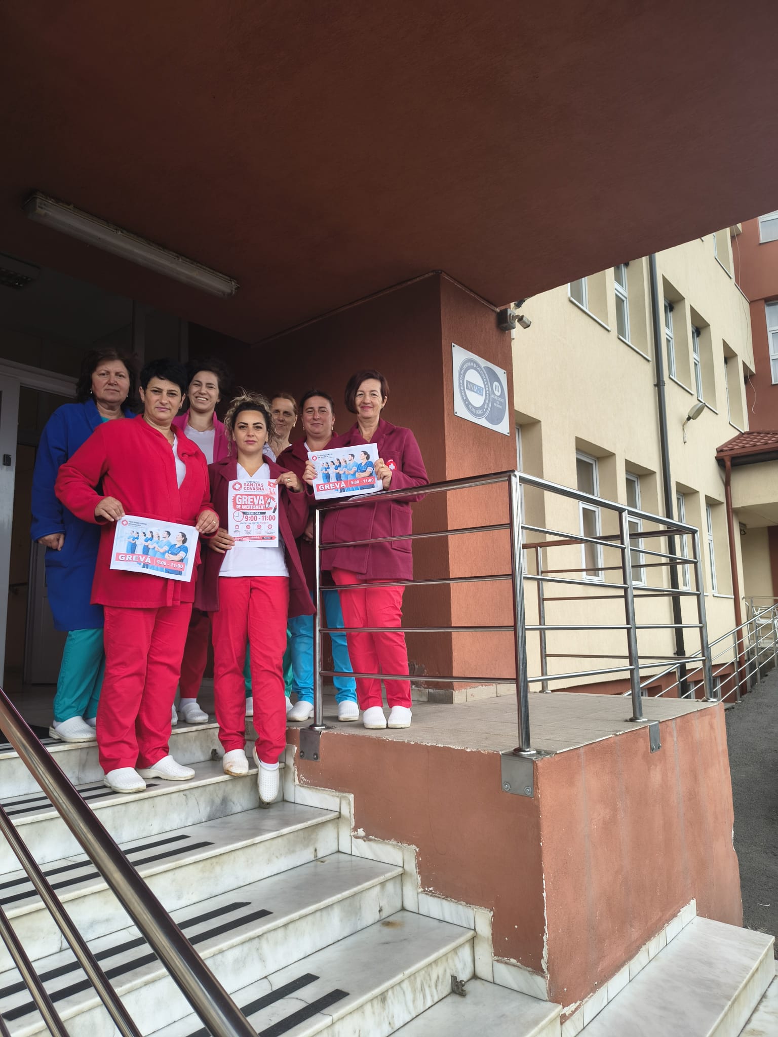 Personal medical cu afișele grevei de avertisment