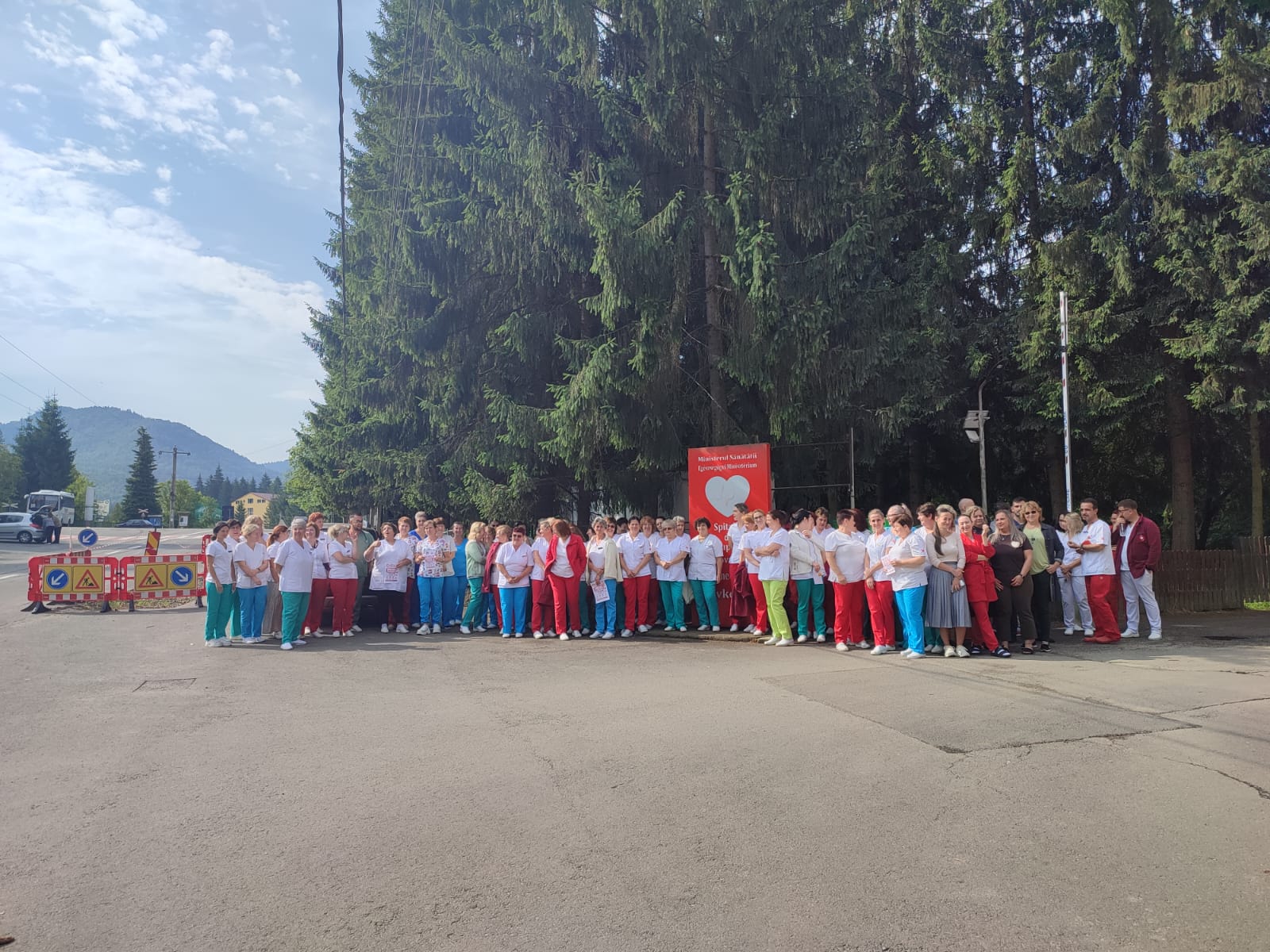 Zeci de angajați adunați în fața spitalului