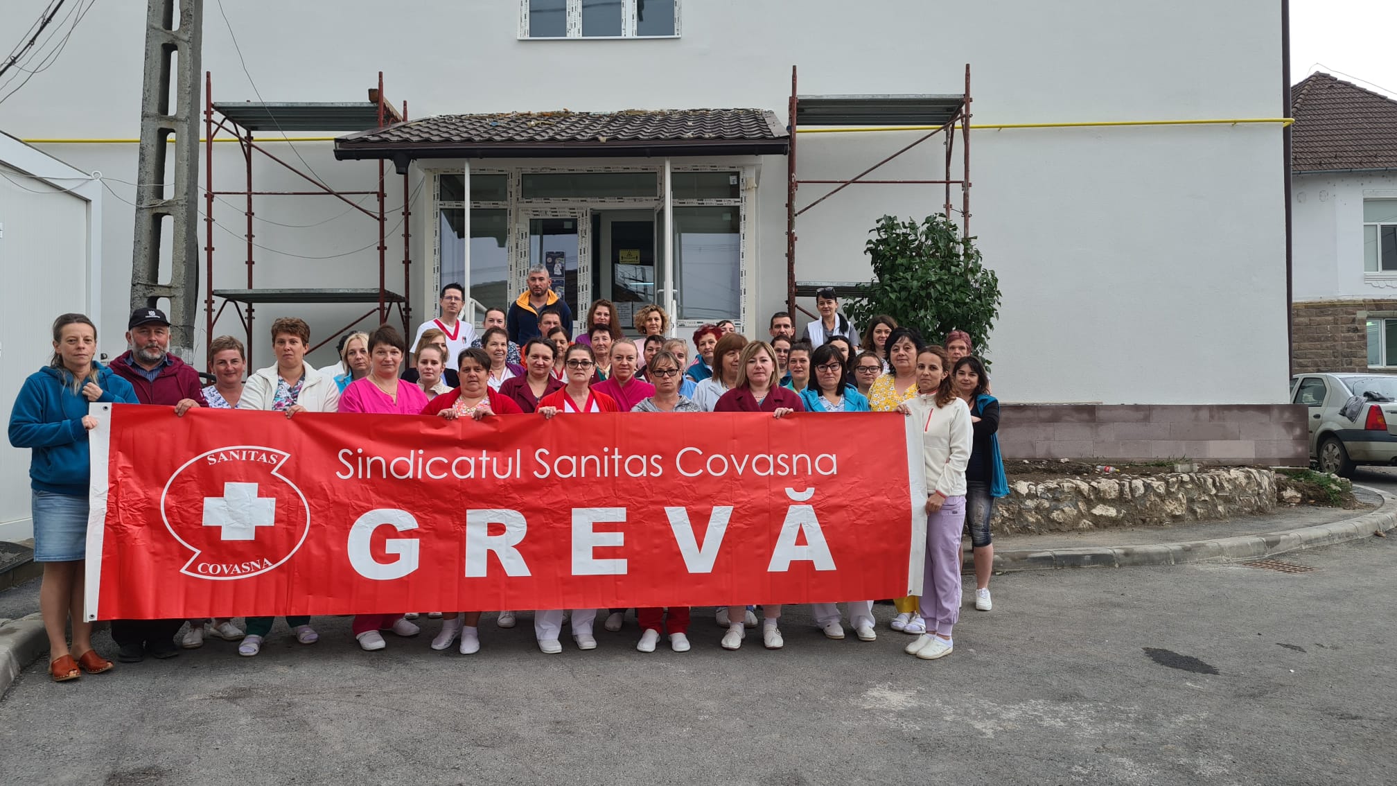 Bannerul Sindicatului Sanitas Covasna, desfășurat în fața unității
