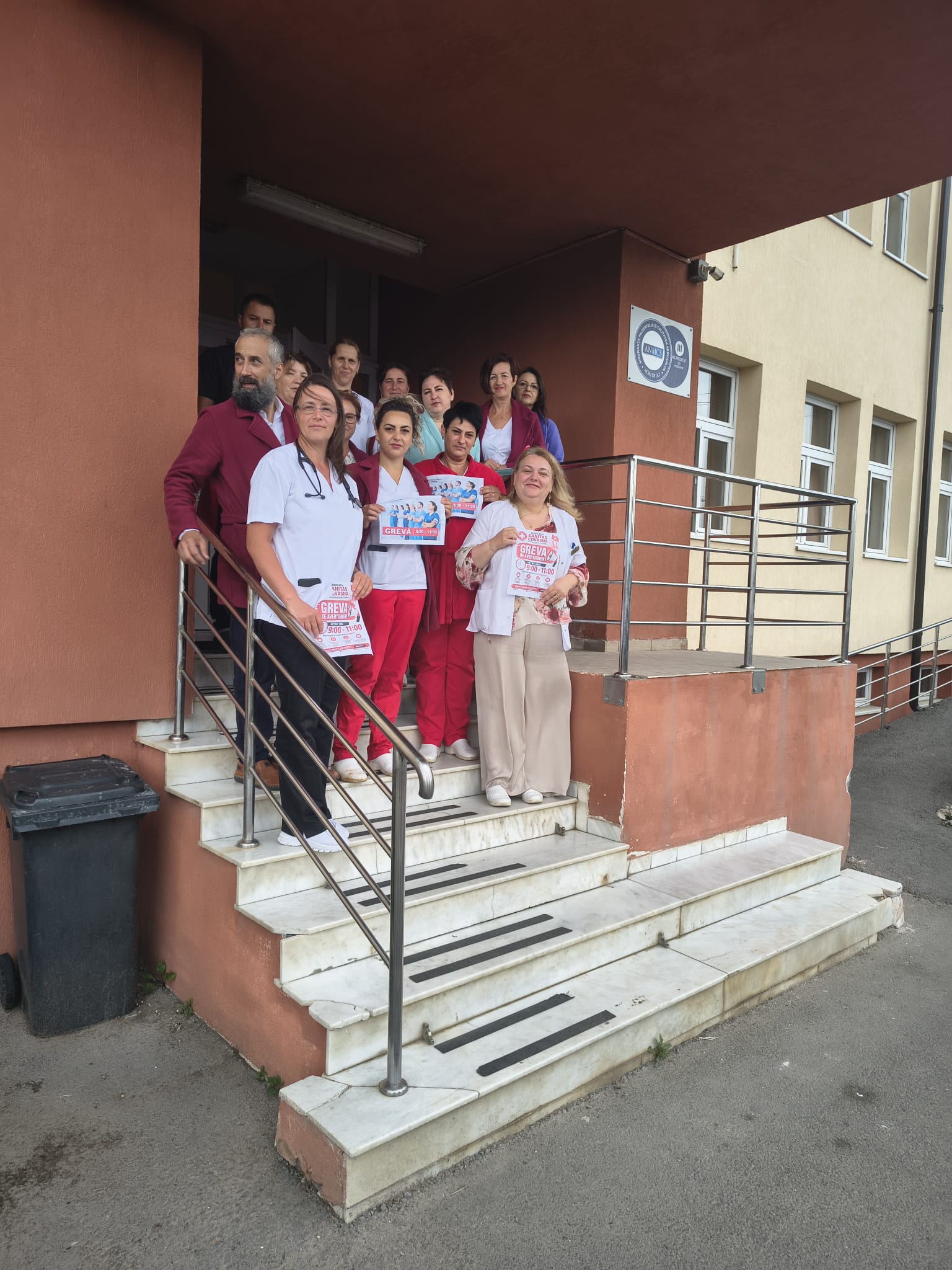 Afișele grevei, pe treptele spitalului
