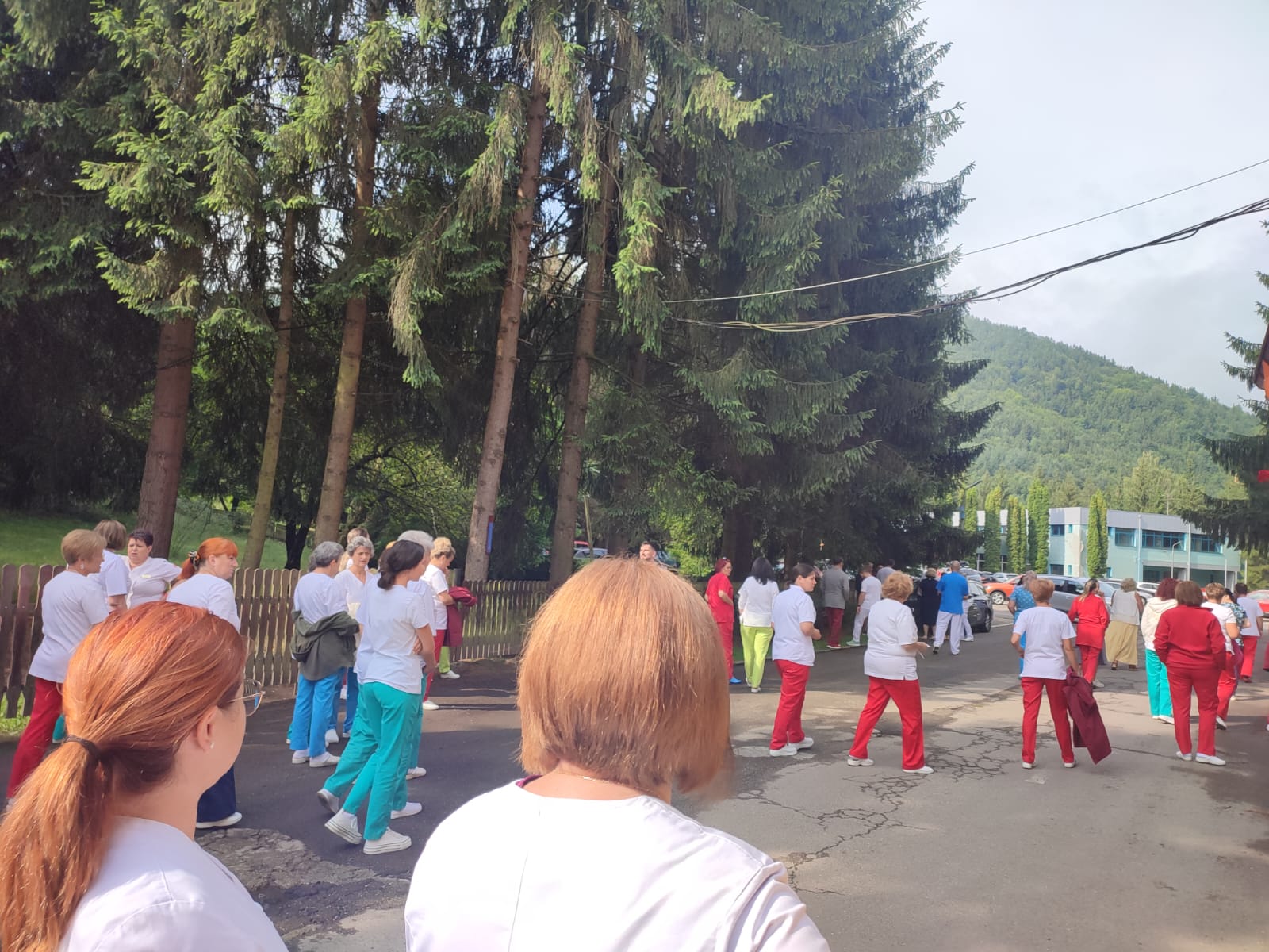 Angajații ies din unitate la ora începerii grevei