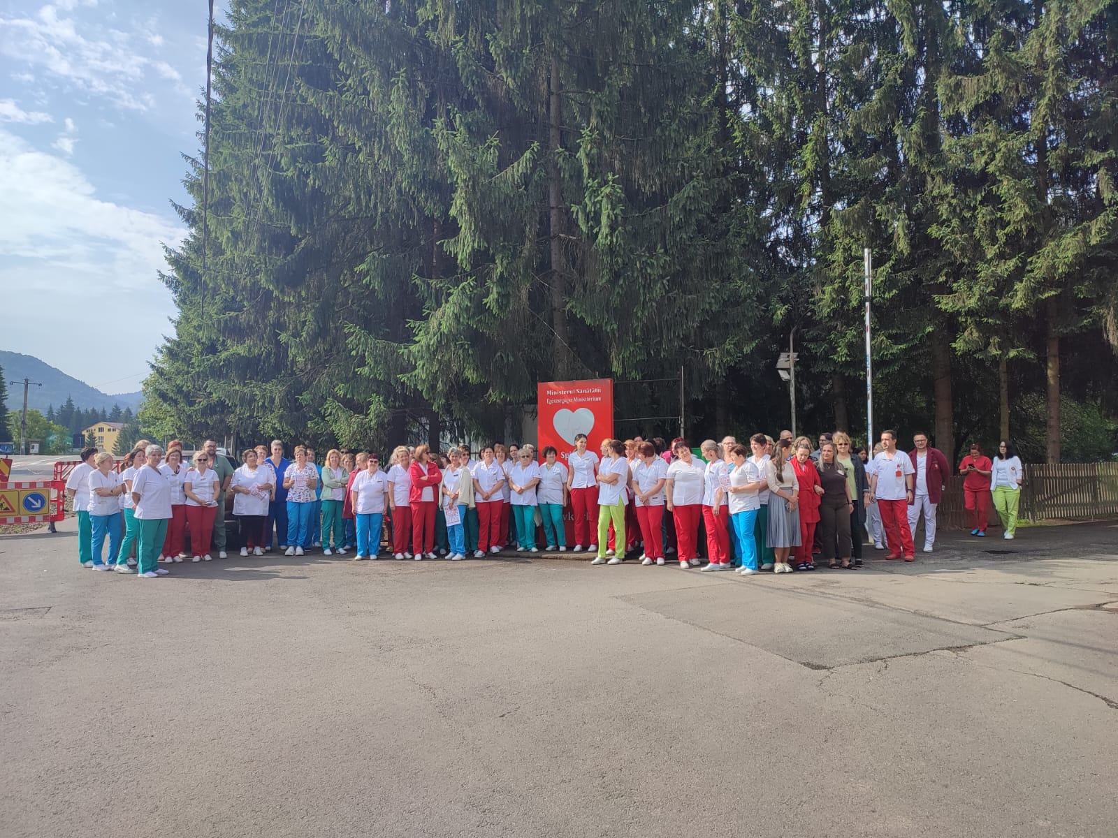 Personalul sanitar, aliniat în curtea spitalului