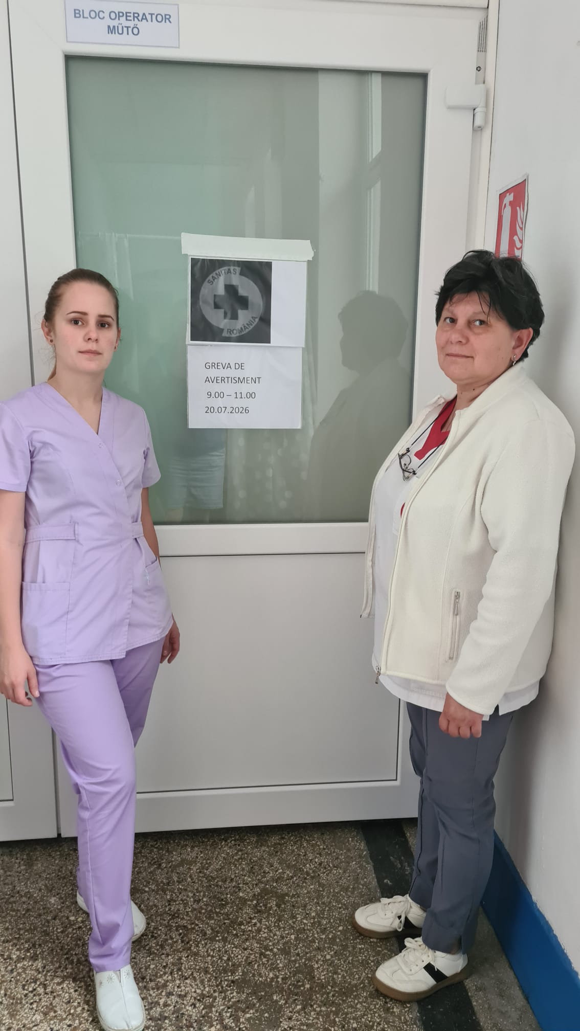 Afișul grevei la intrarea în blocul operator